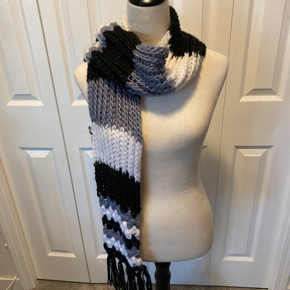 Women’s crochet scarf - Picture 5 of 6